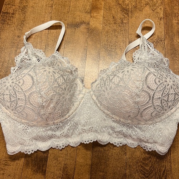 White & Silver Maidenform  38D Bra - Picture 1 of 3